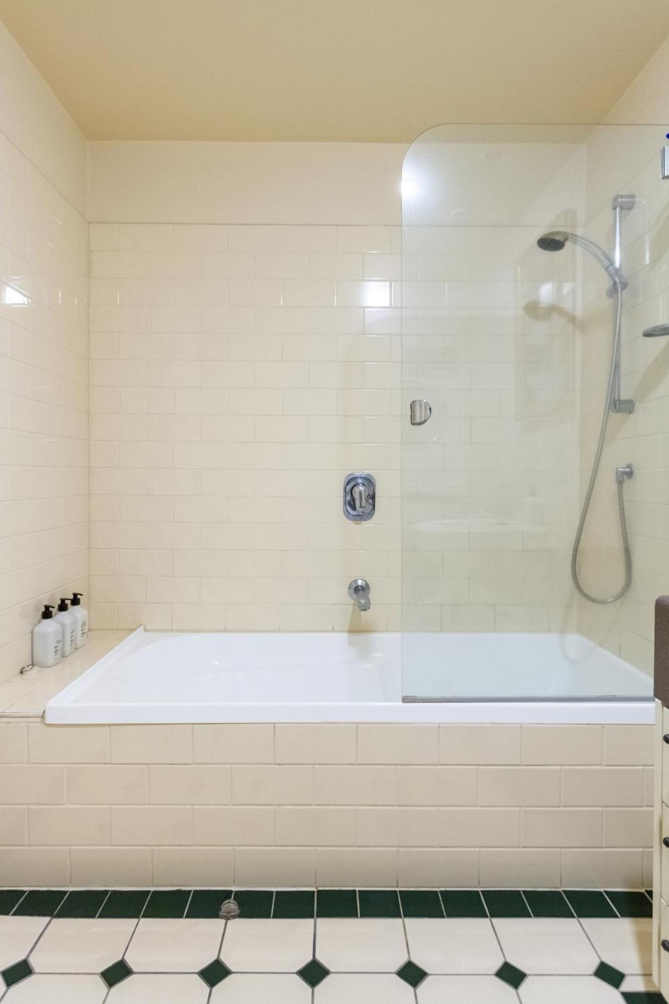 Beauty In The Cbd - 1Bed Free Parking Pool Apartamento Christchurch Exterior foto